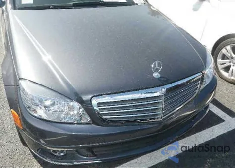 2009 Mercedes-Benz C300 z USA, uszkodzony, nr VIN WDDGF54X29F231208